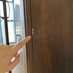 【無料／引き取り限定】ガラス扉付き小型ブックシェルフ（3枚扉）キズあり／つつじヶ丘／5階階段のみの画像