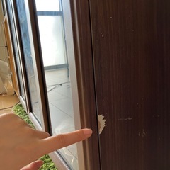 【無料／引き取り限定】ガラス扉付き小型ブックシェルフ（3枚扉）キズあり／つつじヶ丘／5階階段のみの画像