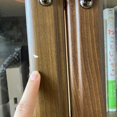 【無料／引き取り限定】ガラス扉付き小型ブックシェルフ（3枚扉）キズあり／つつじヶ丘／5階階段のみの画像