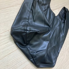 黒レザーっぽい鞄の画像