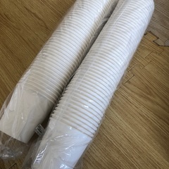 紙コップ、プラスチック容器の画像