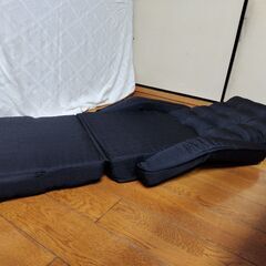 世田谷区近辺配送可能　肘掛け付き　リクライニング座椅子　段階調節可能 寝れる座椅子　ネイビー　簡易ベッド　クッション付きでフラット展開可能の画像