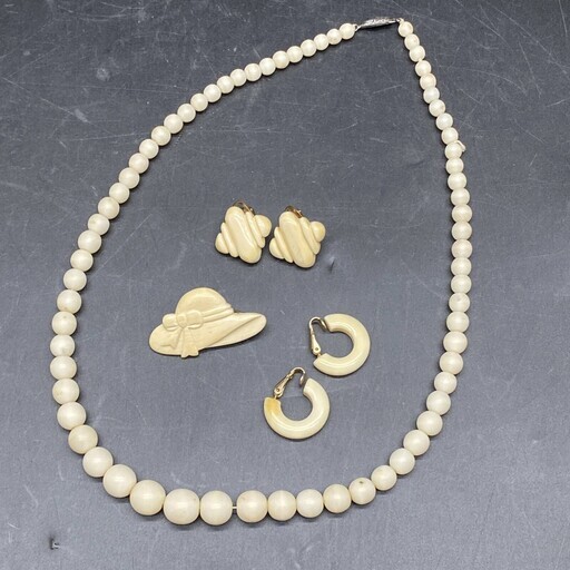 天然素材 アイボリー クリーム色 大ぶり 丸玉 アクセサリー まとめ ネックレス ペンダント ブローチ イヤリング　緻密彫刻　総重量62g