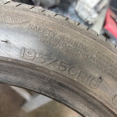 自動車タイヤの画像