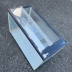 水槽と水槽用の砂利の画像