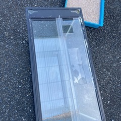 水槽と水槽用の砂利の画像