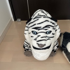ホワイトタイガーとイルカのぬいぐるみの画像