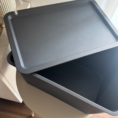 お譲り決まりました。フタ付き収納ボックスと洗濯かごの画像