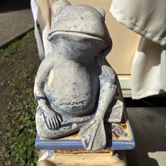 象とカエルの置物の画像