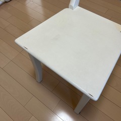 木製椅子の画像