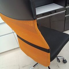 リユースのサカイ栃木店★ジモティ割あり★  椅子 ブラック/オレンジ W51×D61×H111 クリーニング済み TC10986の画像