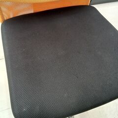 リユースのサカイ栃木店★ジモティ割あり★  椅子 ブラック/オレンジ W51×D61×H111 クリーニング済み TC10986の画像