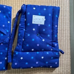 椅子ポケットと防災頭巾の画像