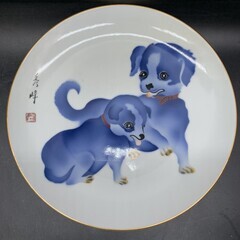 K383　絵皿　大皿　二匹の青い子犬柄　秀峰　銘あり　絵皿　大皿...