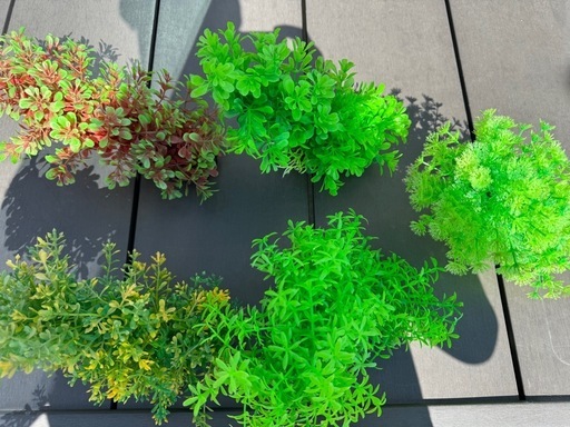 人工水草5点と城型装飾品2点　レンガ筒　流木型