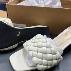 新品箱入り試履のみ！ローヒールの画像