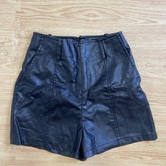 レザーショートパンツ 黒の画像