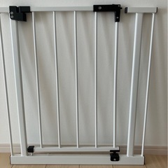ベビーゲート2台　壁傷助けない保護新品２個付き  西松屋で購入したベビーゲートです。 壁を傷助けない保護の部品２つ付き新品です！の画像