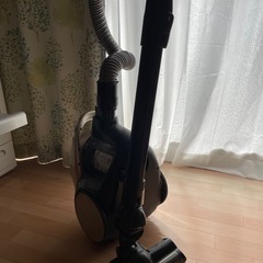 値下げ中　掃除機　サイクロン式 クリーナー TOSHIBA 東芝 VC-J2000Rの画像