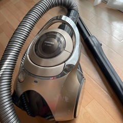 値下げ中　掃除機　サイクロン式 クリーナー TOSHIBA 東芝 VC-J2000Rの画像