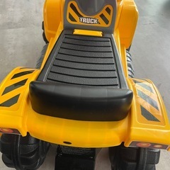 乗用玩具　ショベルカーの画像