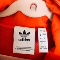 adidasナイロンジャケットの画像