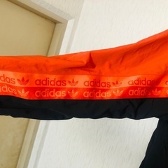 adidasナイロンジャケットの画像