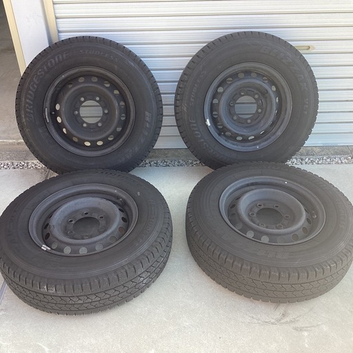 ハイエース　BRIDGESTONE STUDLESS BLIZZAK  15インチ