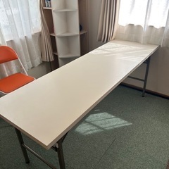事務用テーブルの画像
