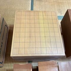 木製将棋盤、将棋駒、王将の置物の画像