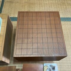 木製将棋盤、将棋駒、王将の置物の画像