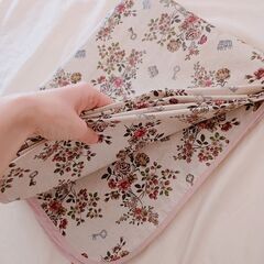 【美品】定価2,500円🌟撥水🌟汚れない🌟机をレトロ美人に🌟ホームセンターで購入🌟レトロお花柄テーブルクロス🌟端の処理もしっかりしています。縦120cm×横150cmです。の画像