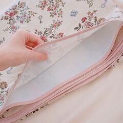 【美品】定価2,500円🌟撥水🌟汚れない🌟机をレトロ美人に🌟ホームセンターで購入🌟レトロお花柄テーブルクロス🌟端の処理もしっかりしています。縦120cm×横150cmです。の画像