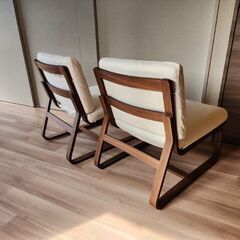 リビングでもダイニングでもつかえるソファチェア・ウォールナット材の画像