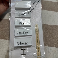 収納ケースなどに挟めるラベルプレートの画像