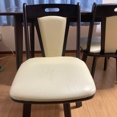 机、椅子、テーブルクロスの画像