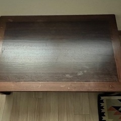 木製のフロアテーブルの画像