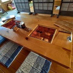 柳の木で作った焼肉も出来る和風テーブルの画像