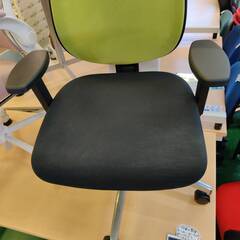 【愛品倶楽部柏店】PLUS プラス オフィスチェア giroflex 353 ジロフレックス アルミ脚/ハンガー付/ヘッドレスト/可動肘の画像