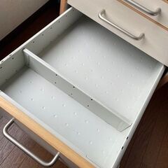 袖机　キャビネット　ワゴン4段・鍵付き・キャスター付きの画像