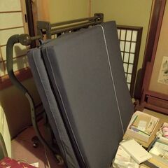 アテックスのスチール製折り畳みベッド（マットレス付き）をもらってほしいですの画像