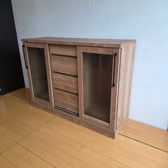 未使用 1点物 引出フラット　キャビネット 幅118.5cm 奥行39 高さ86.5 ナチュラル ガラス扉 キッチン収納 サイドボード レンジボードの画像