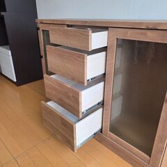 未使用 1点物 引出フラット　キャビネット 幅118.5cm 奥行39 高さ86.5 ナチュラル ガラス扉 キッチン収納 サイドボード レンジボードの画像