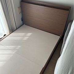 ニトリ　コンセント付きセミダブル　木製ベッドフレーム　の画像