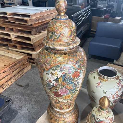 豪華な大きな壺