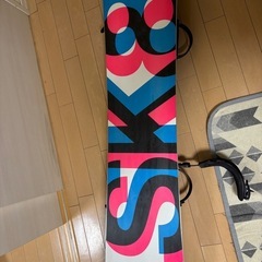 スノーボードの板とビンディングセットの画像