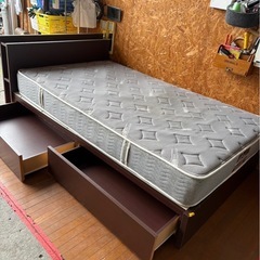 J0702   せみセミダブルベッド　ベット　引き出し付き　マットレス付き　宮、コンセントつき付きの画像