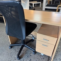 ✨美品✨ 木目調デスク＆メッシュチェアセット【コンセント付き・在宅ワーク向け】の画像