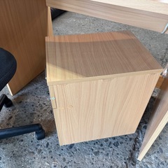 ✨美品✨ 木目調デスク＆メッシュチェアセット【コンセント付き・在宅ワーク向け】の画像