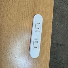 ✨美品✨ 木目調デスク＆メッシュチェアセット【コンセント付き・在宅ワーク向け】の画像